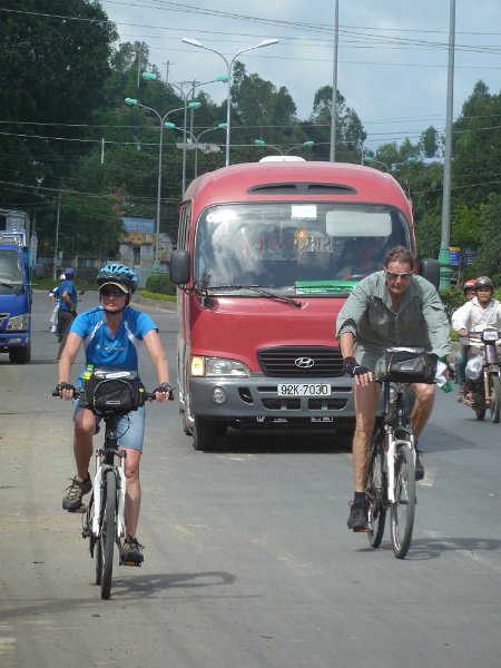 Vietnam 182.JPG - Der rote Bus, unser ständiger Begleiter